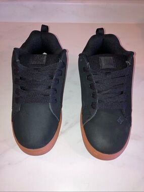 DC Court Graffik - Men’s US 9 - Black Low-Top Sneakers 300529